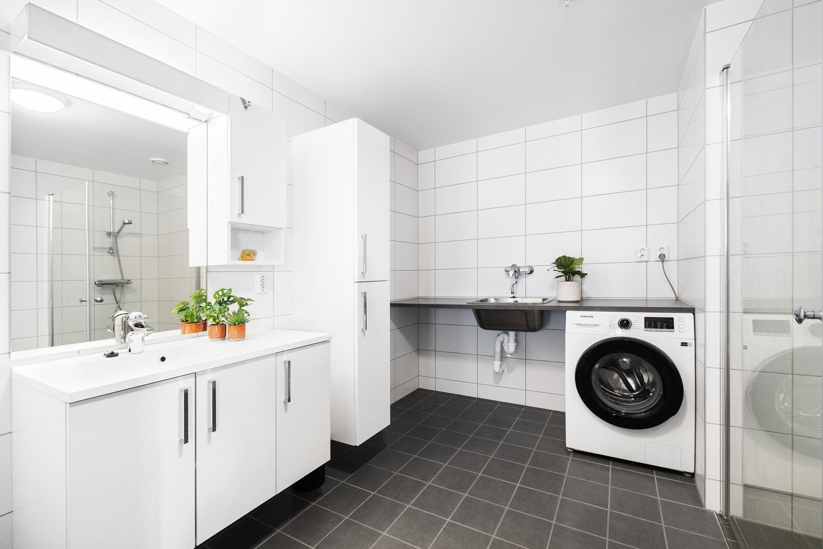 Bad 2. Flislagt bad med varmekabler i gulvet. Innredning med slette fronter, heldekkende servant, overskap, speil, overlys og stikkontakt Galleribilde