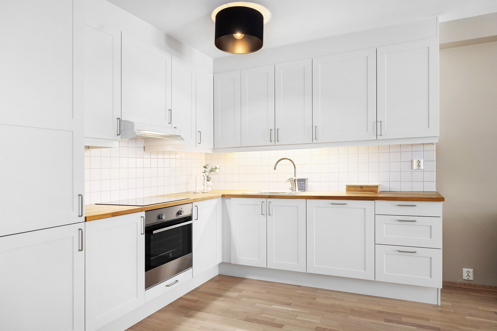 Kjøkkenet har godt med skapplass. Integrert oppvaskmaskin, induksjonstopp og stekeovn, samt kjøl/frys i høyskap. Avtrekksvifte i overskap. Galleribilde