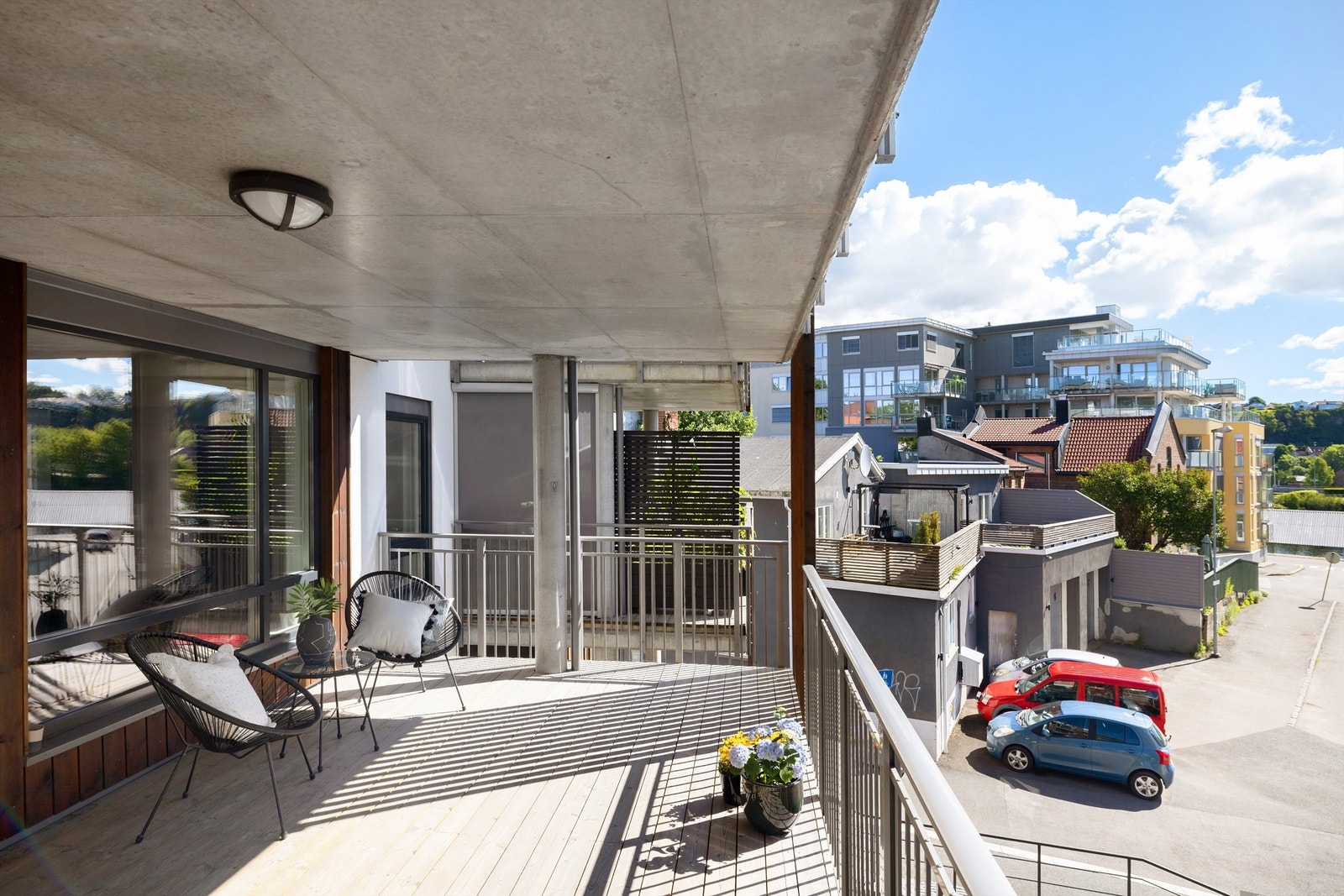 Utgang fra stue til østvendt, overbygd balkong på 25 kvm. Galleribilde