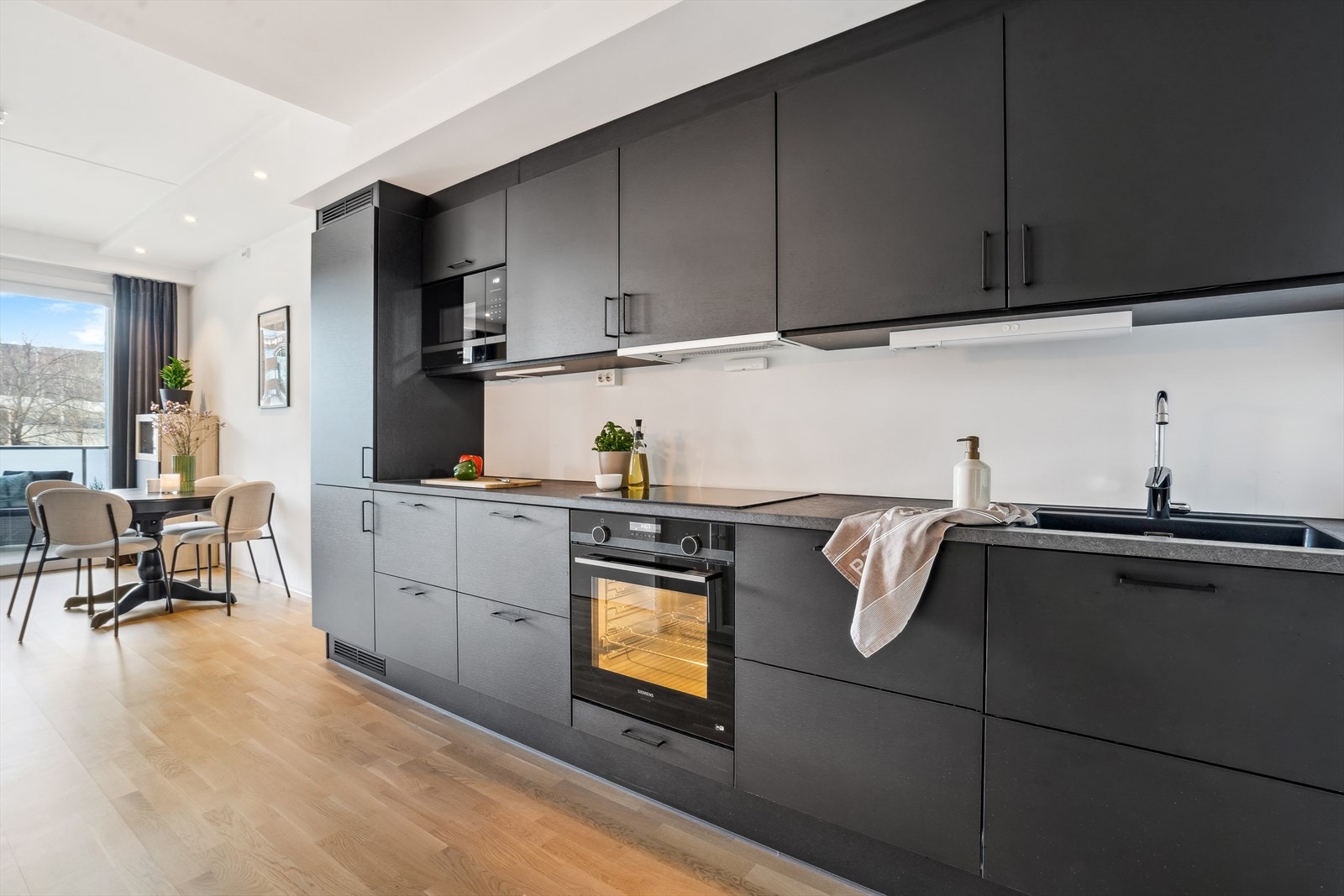 Innredningen er stilren og moderne med glatte fronter i sort utførelse. Galleribilde