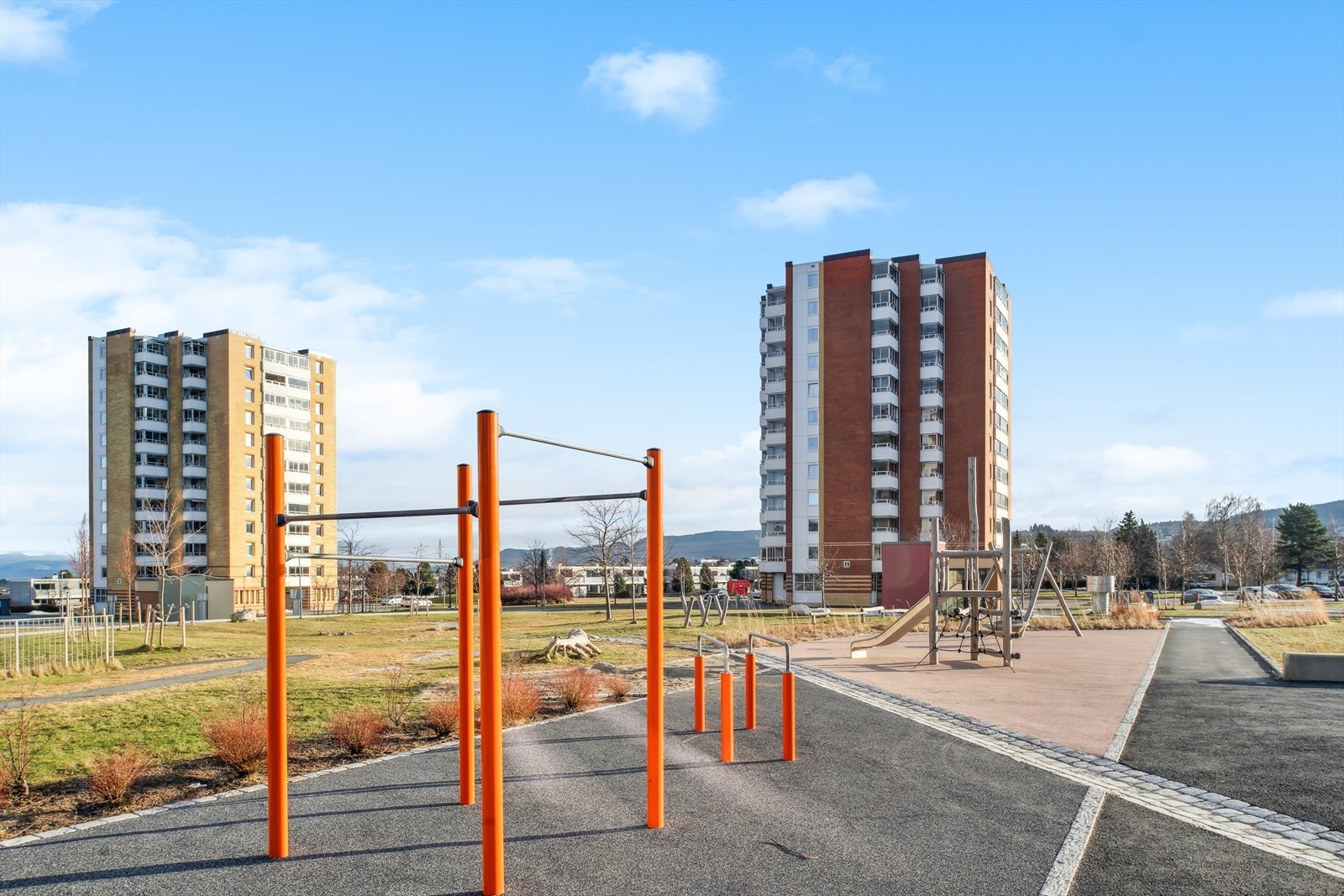 Fellesområdet er pent opparbeidet med gangveier, grøntarealer og lekeapparater til glede for de minste. Galleribilde