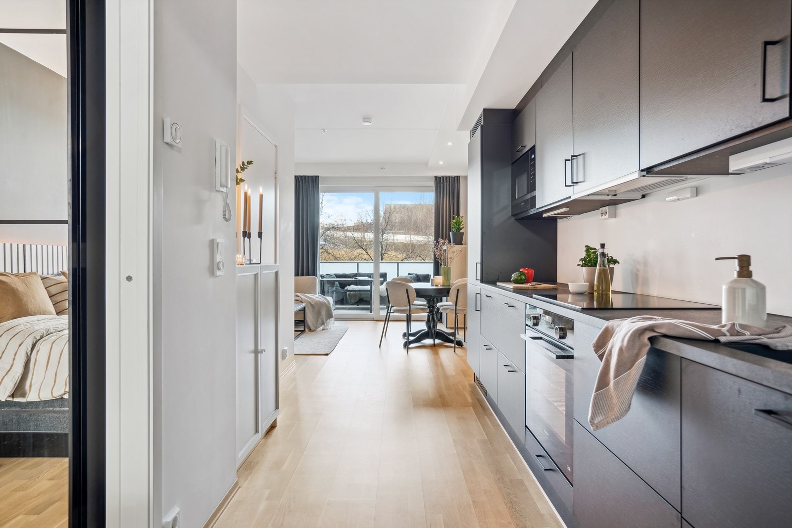 Sammen med kjøkkenet utgjør stuen et åpent og sosialt allrom. Ekstra god takhøyde bidrar til en herlig og luftig atmosfære i stuen. Galleribilde