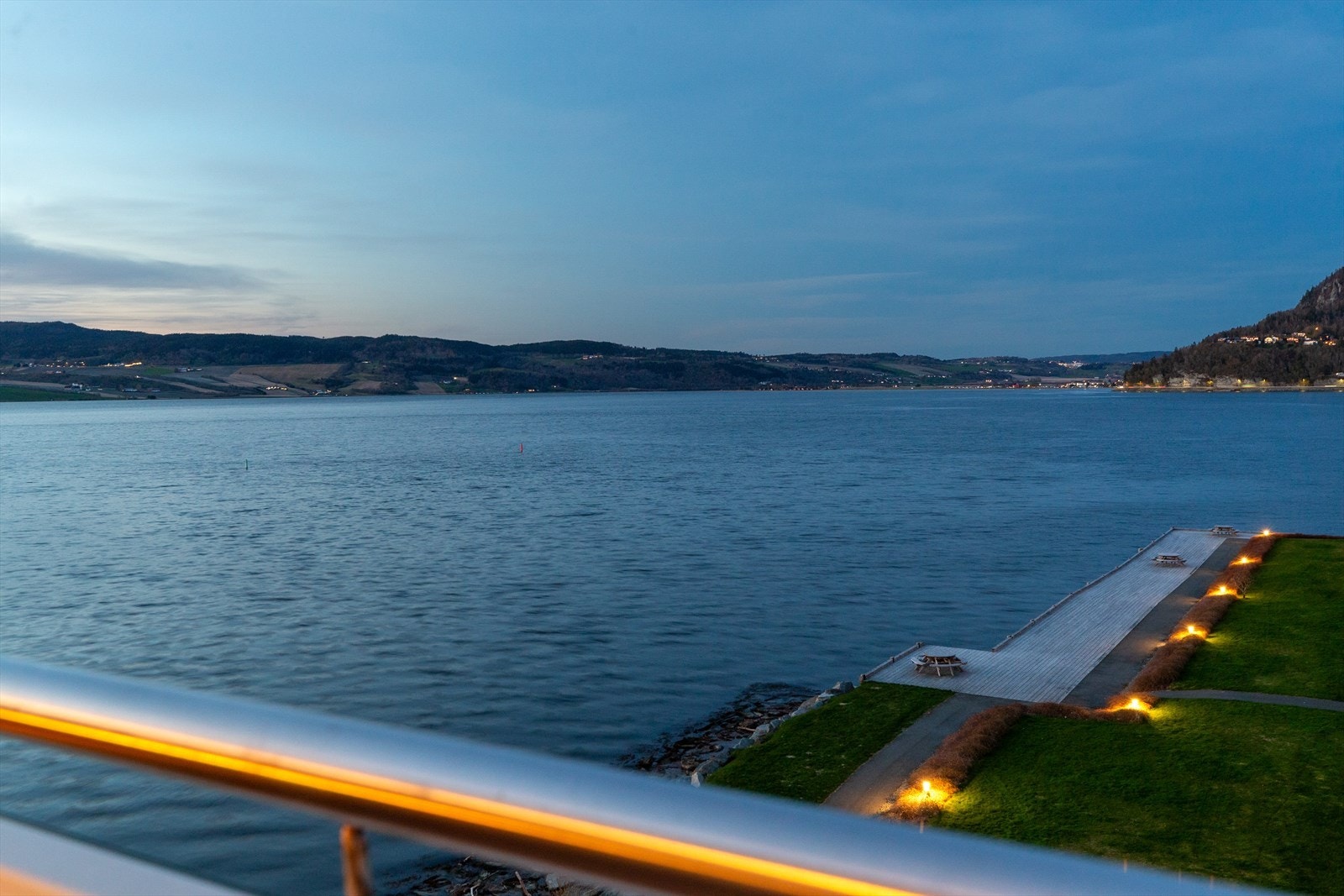 Langs sjøen er det en flott promenade, og fellesområdene er parkmessig opparbeidet. Galleribilde