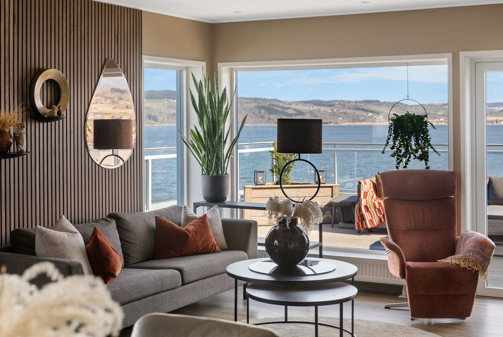 På to vegger i allrommet er det montert mørkbeisede spiler i fin kontrast. Galleribilde