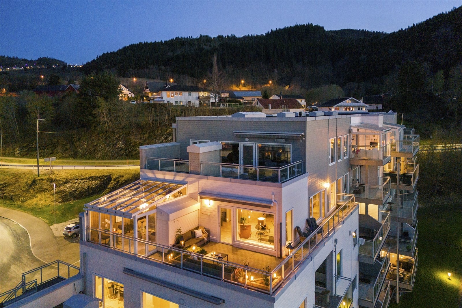 Leiligheten får rikt, naturlig lysinnslipp via store vinduer i tre himmelretninger. Galleribilde