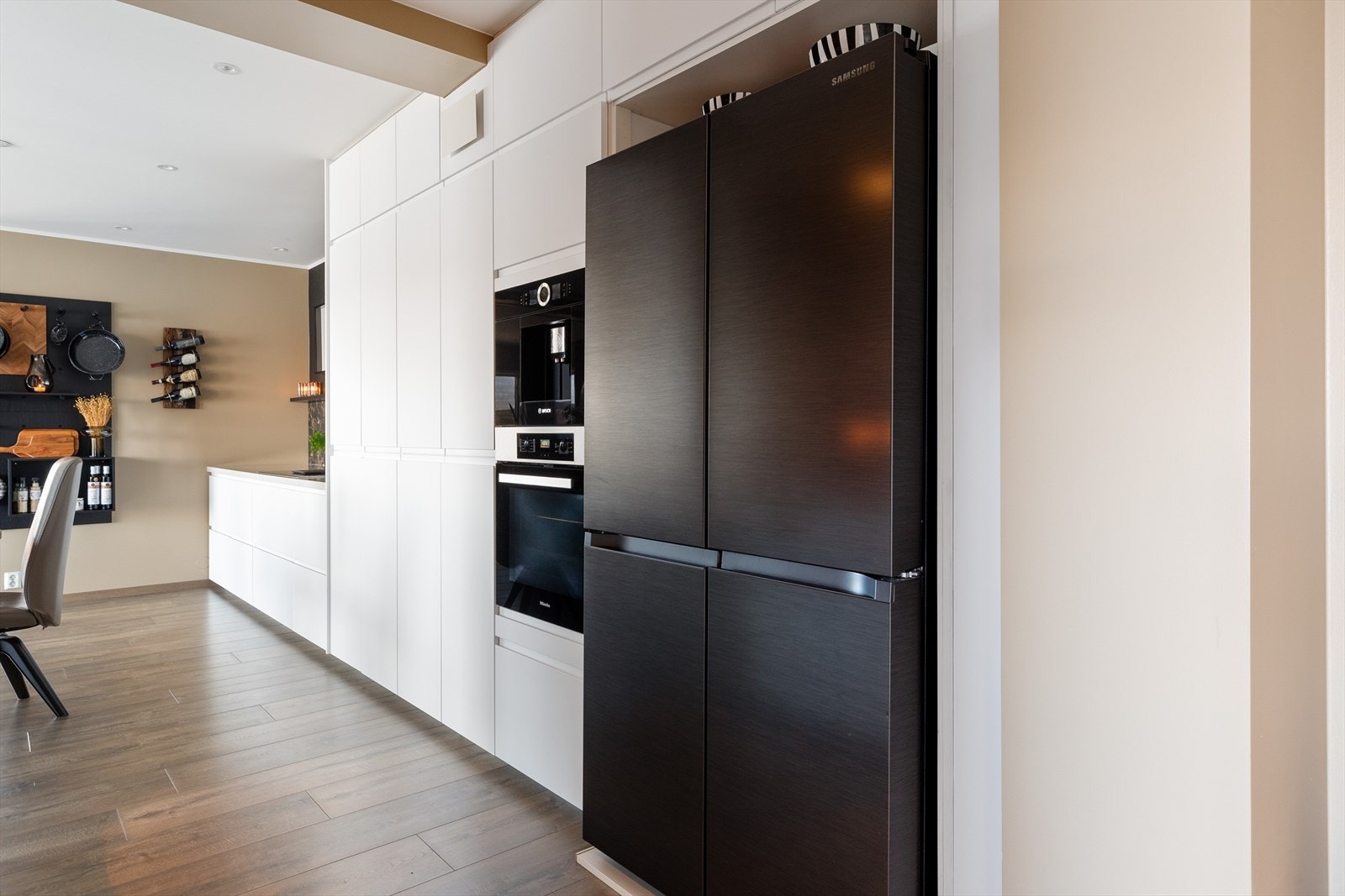 Kjøkkenet har bl.a. en oppvaskmaskin med selvdosering fra Miele og et side-by-side kjøleskap fra Samsung. Galleribilde