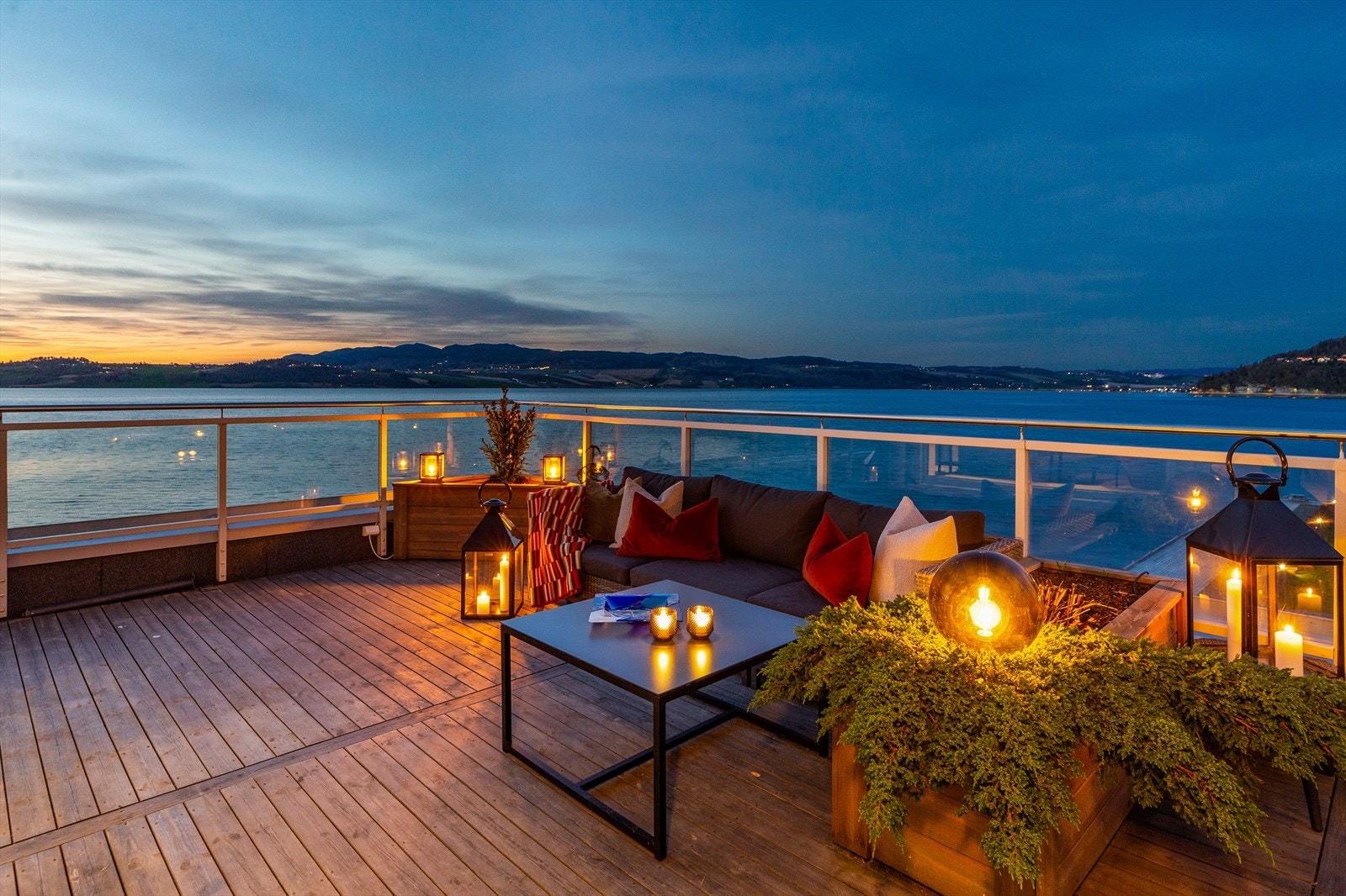 I senere år er det etablert blomsterkasser på terrassen. Galleribilde