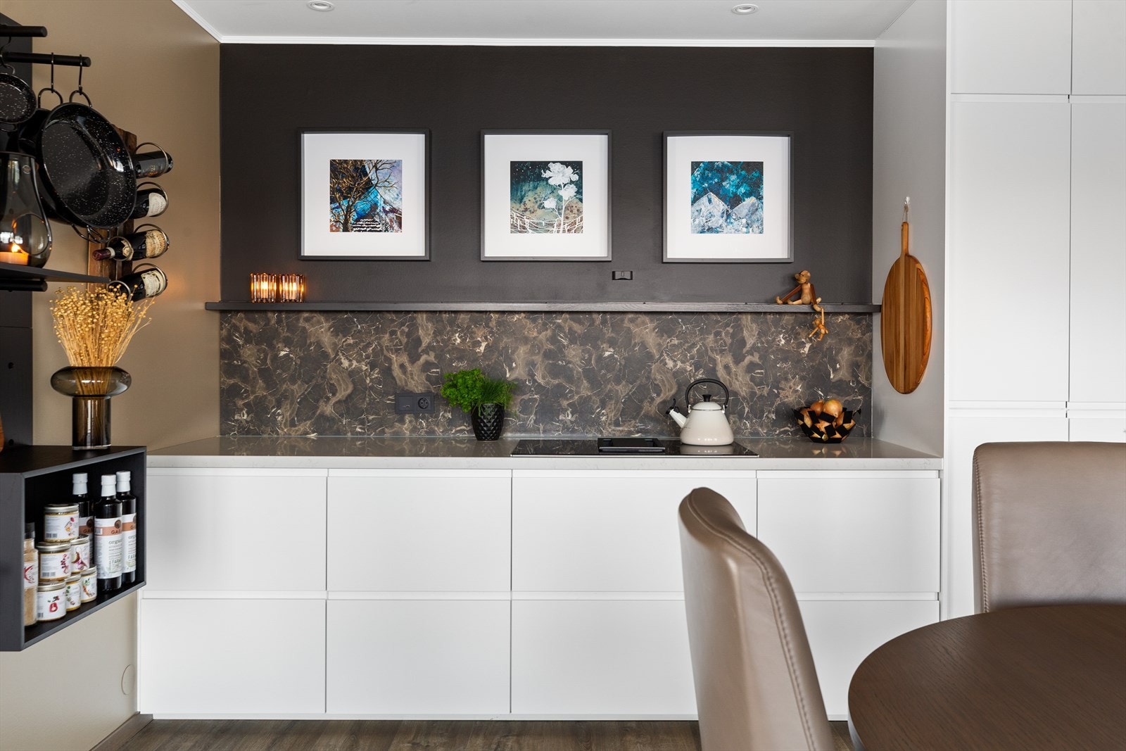 Kjøkkenet har et stilfullt og moderne design med gode benkeflater. Galleribilde