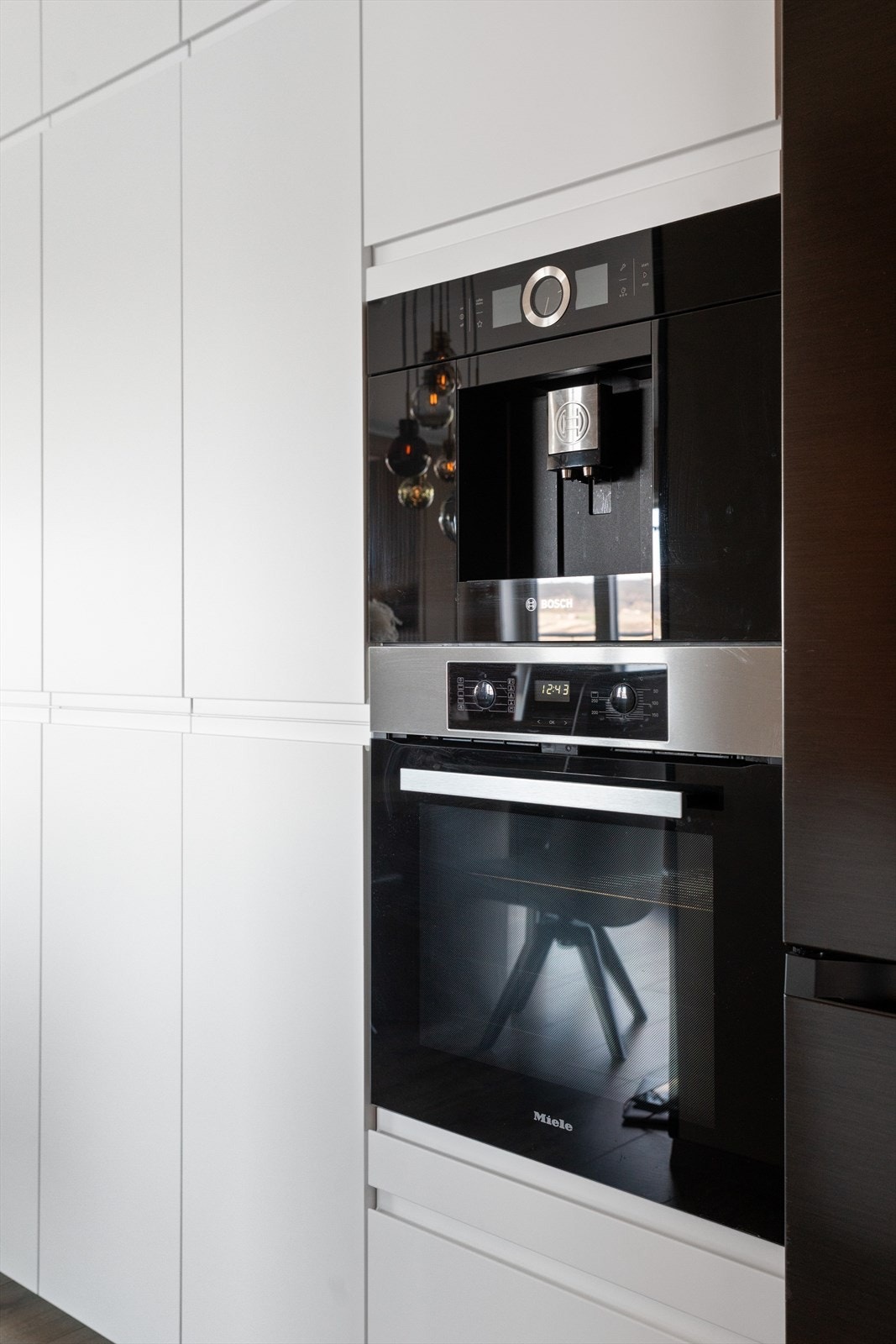 I innredningen er det integrert stekeovn fra Miele og kaffemaskin fra Bosch. Galleribilde