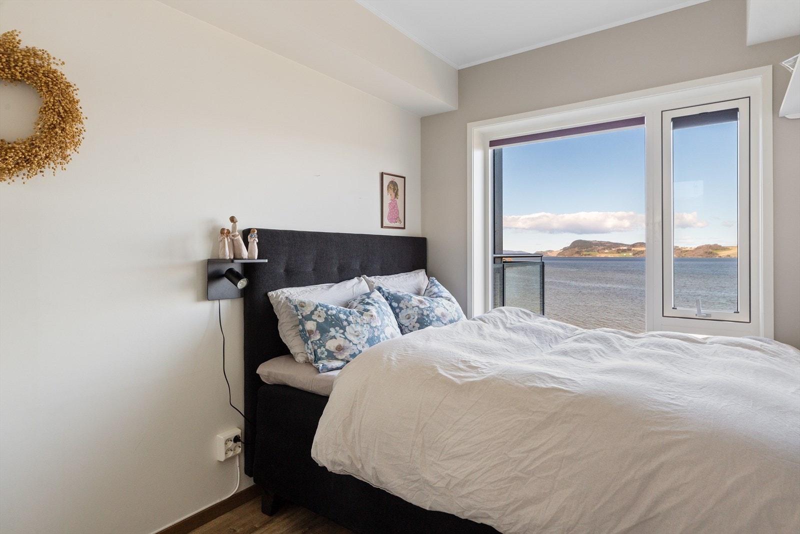 Soverommene er holdt i duse fargetoner som står godt til de gylne laminatgulvene. Galleribilde