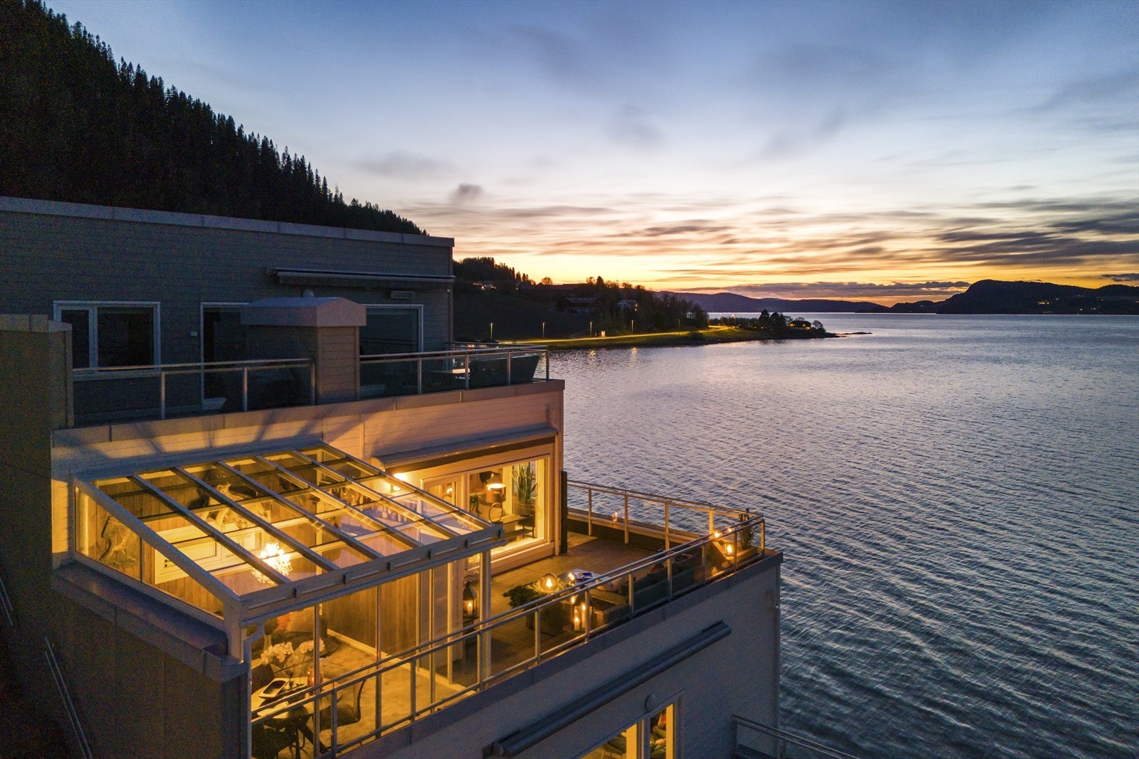 Eiendommen ligger i førstelinje mot sjøen, i et nyere etablert boligområde i Buvika i Skaun kommune. Galleribilde