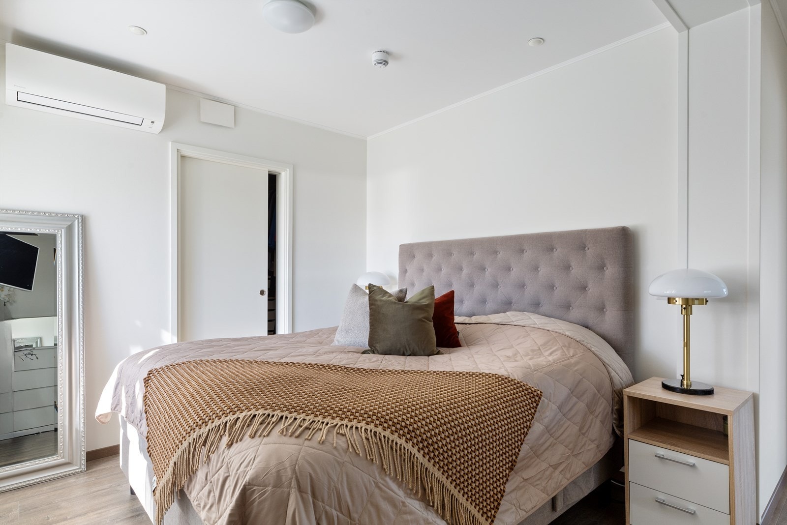 Hovedsoverommet ligger i suiteløsning med walk-in closet og eget bad. Galleribilde