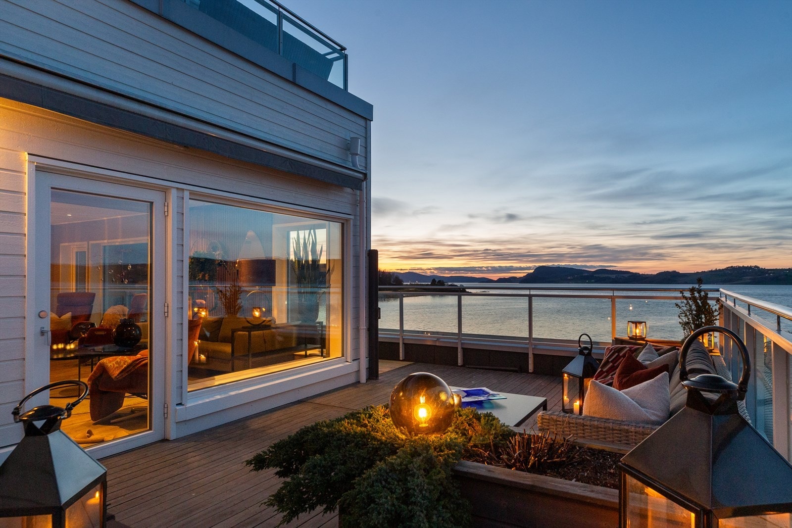 Fra stuen er det utgang til den store, nordvendte takterrassen. Galleribilde