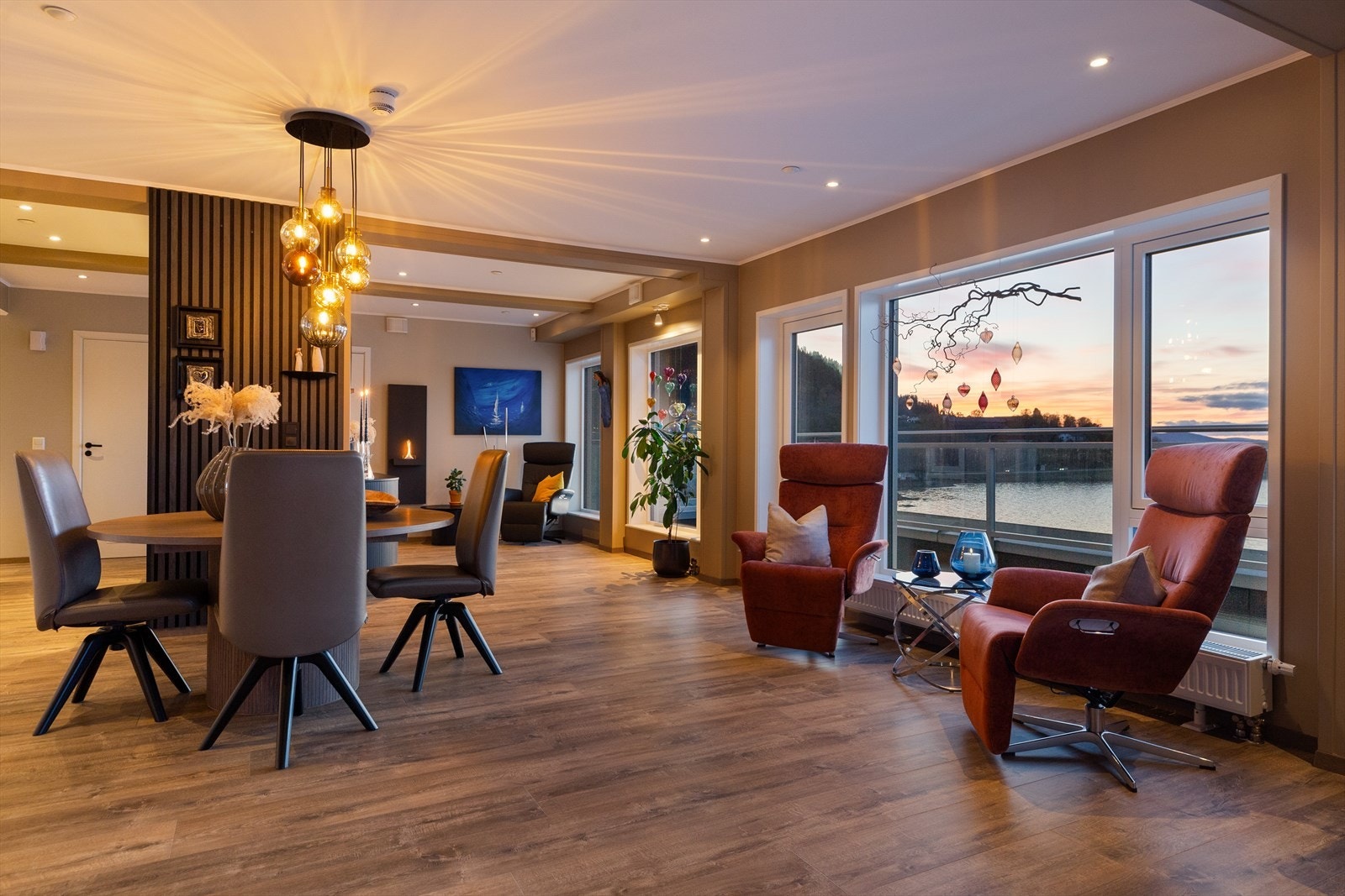 Utsikten fra allrommet er som et levende maleri - i stadig endring etter årstider og vær. Galleribilde