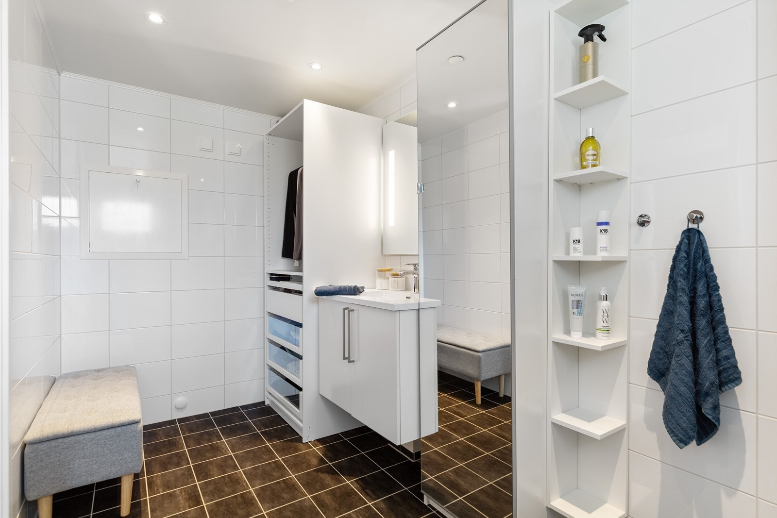 Leiligheten har tre pene bad, og alle har varme i de flislagte gulvene. Galleribilde