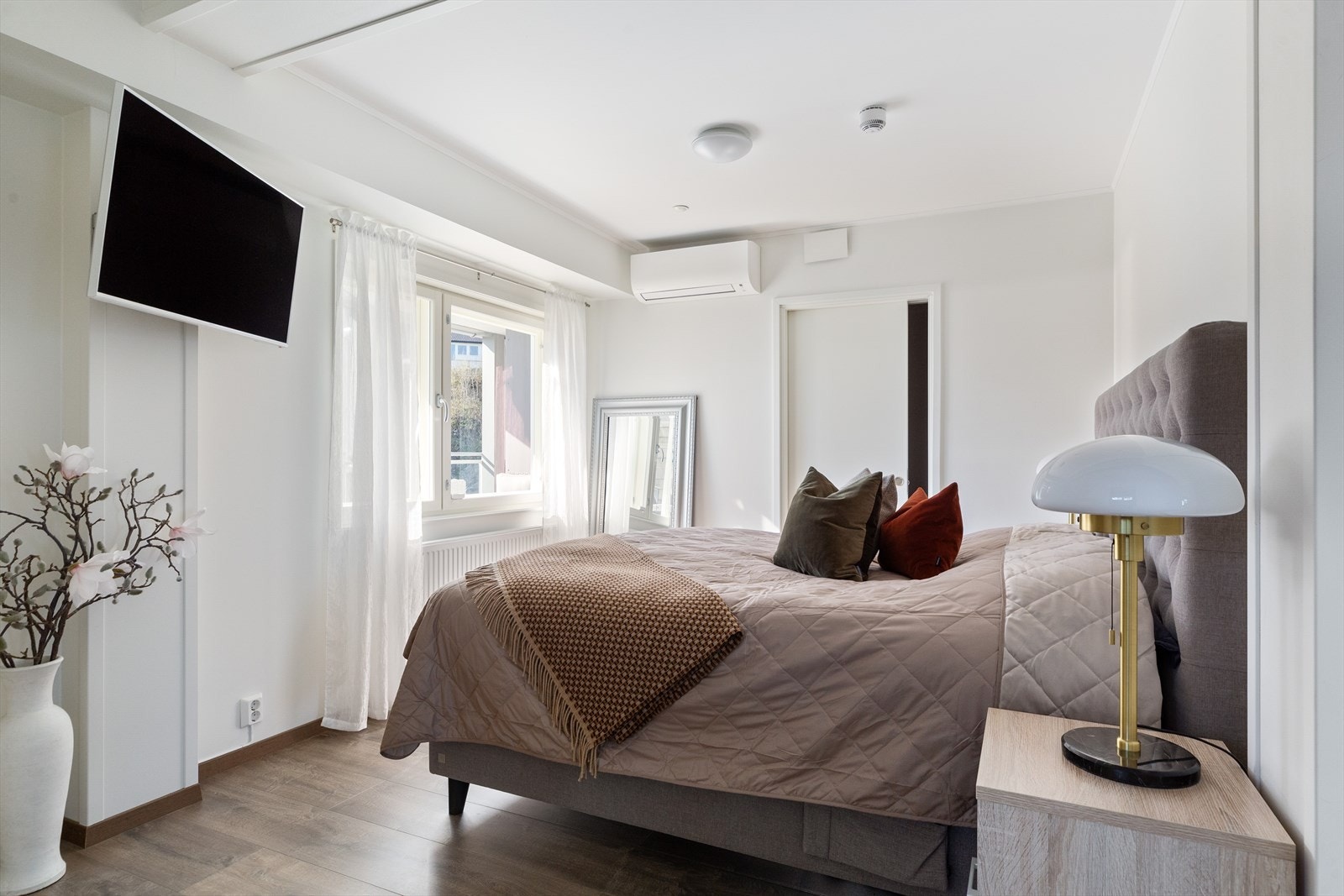 Hovedsoverommet er på ca. 14,5 kvm, og har egen luft-til-luft varmepumpe. Galleribilde