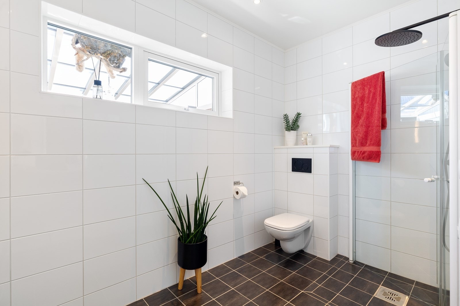 Badet er utstyrt med vegghengt toalett og regnfallsdusj. Galleribilde