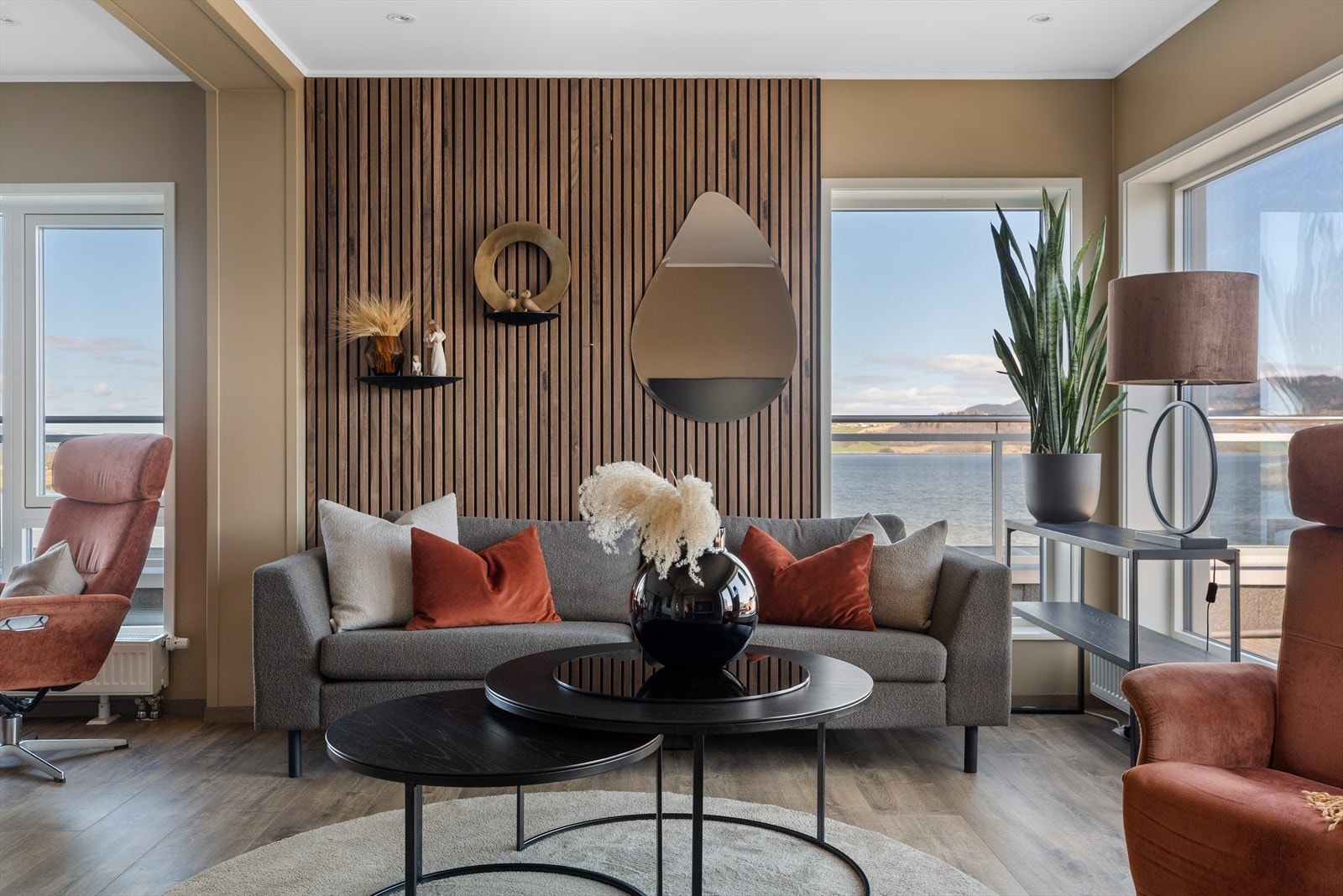 I senere tid er det lagt nytt, tidsmessig laminatgulv i oppholdsrommene. Galleribilde