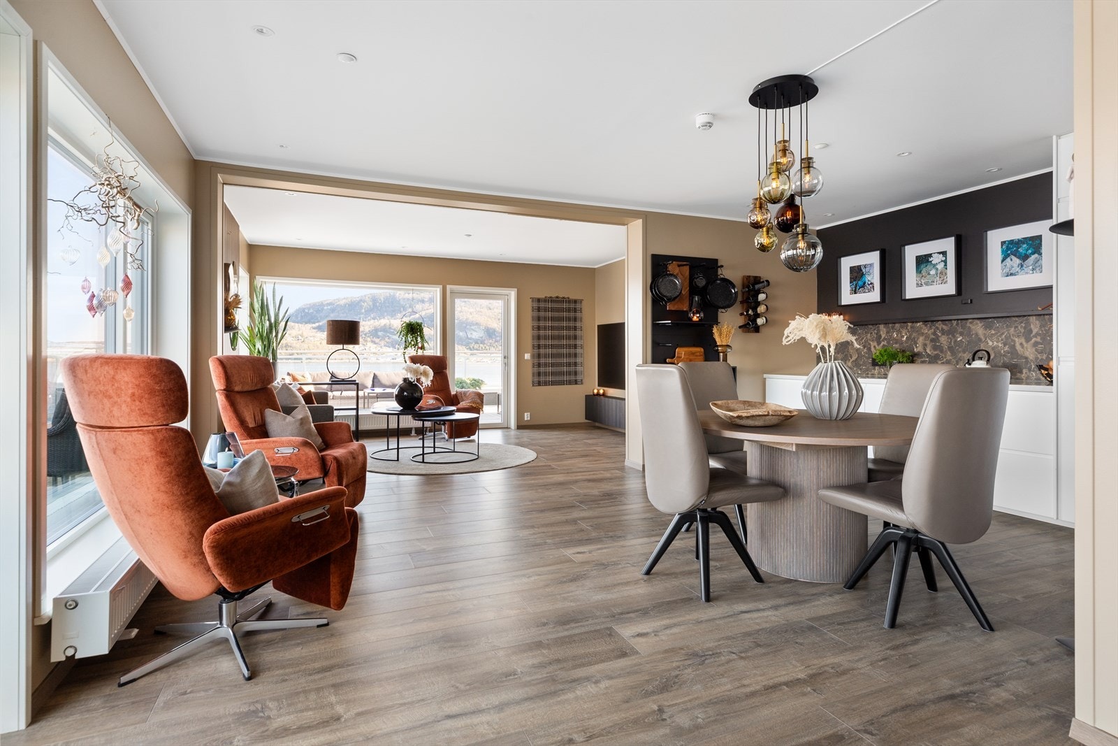 Stuen, spisestuen og kjøkkenet danner et innbydende allrom på ca. 59,5 kvm. Galleribilde