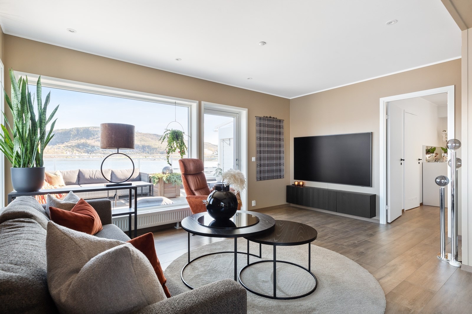 Stemingsfulle downlights sørger for lun atmosfære på kveldstid. Galleribilde