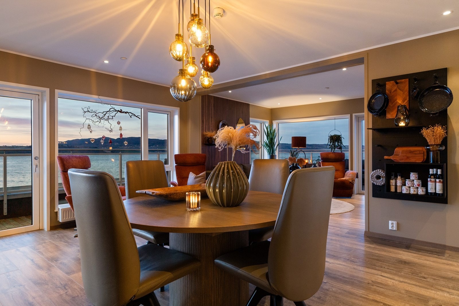 Her ligger alt til rette for å samle familie og venner til hyggelige middagsselskaper. Galleribilde