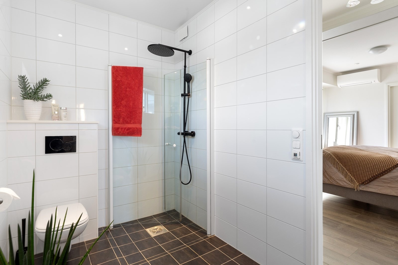 Badet ved hovedsoverommet er på ca. 7 kvm. Galleribilde