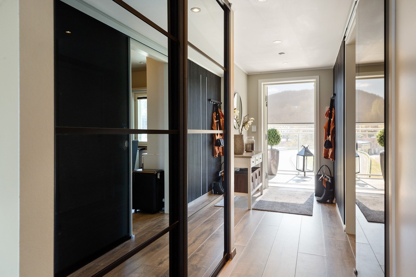 Tvers overfor soverommet ved entreen er det et bad på ca. 6,5 kvm. Galleribilde