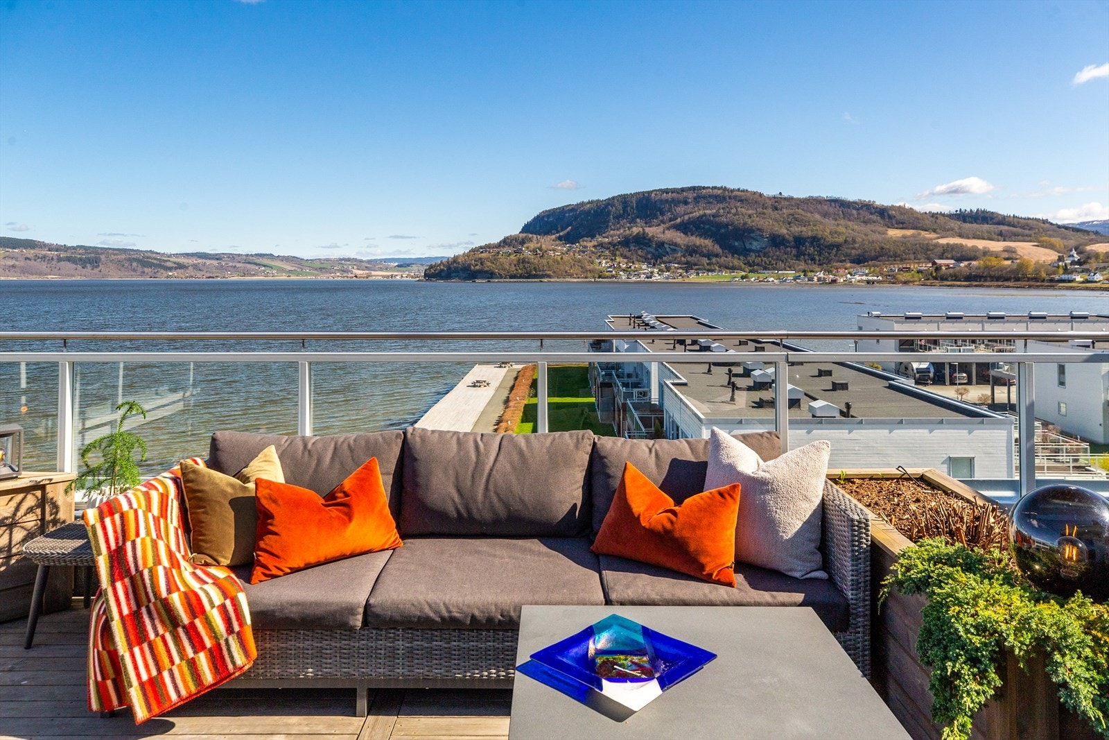 Leilighetens høye beliggenhet sikrer optimale solforhold og ikke minst nydelig utsikt utover Gaulosen. Galleribilde