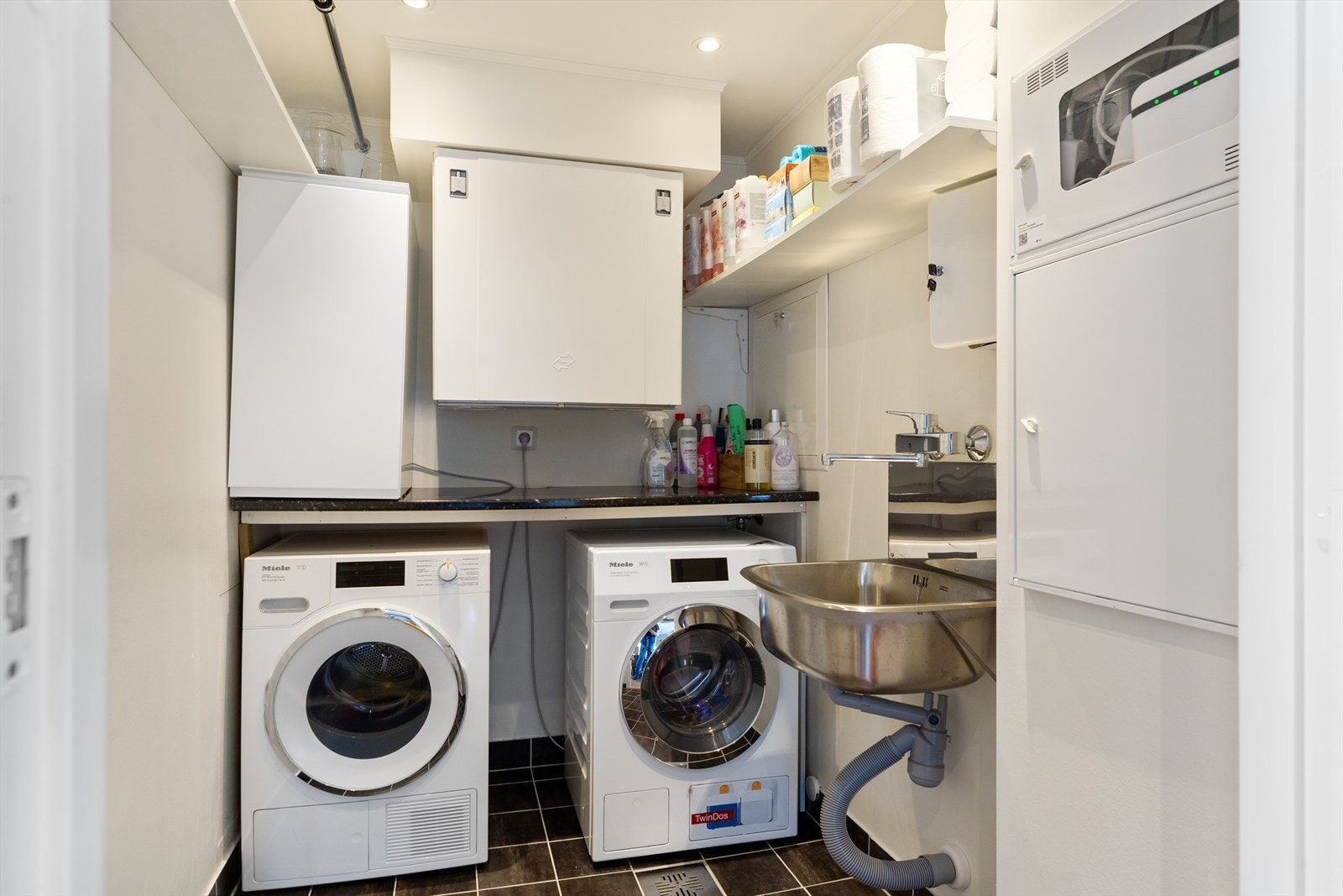 Vegg-i-vegg med det minste badet er det et praktisk vaskerom på ca. 3,5 kvm med varme i flislagt gulv. Galleribilde