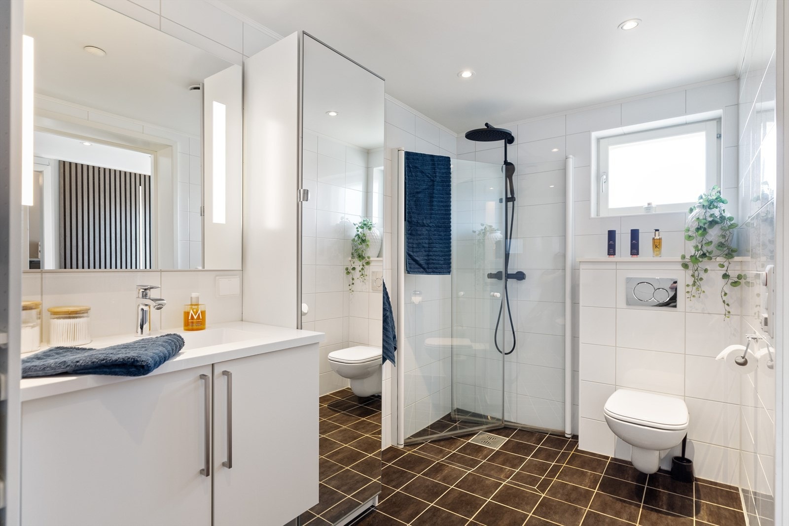 Tvers overfor soverommet ved entreen er det et bad på ca. 6,5 kvm. Galleribilde