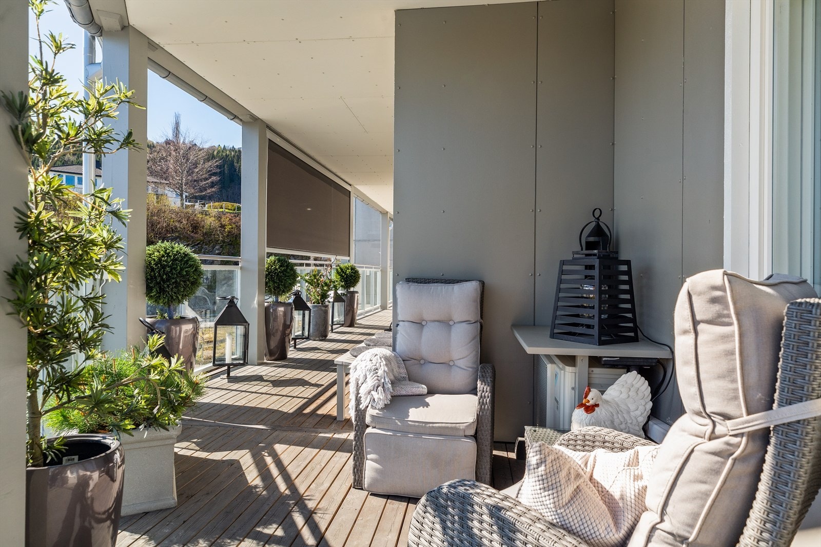 Ved inngangspartiet er det en lun uteplass med morgensol. Galleribilde