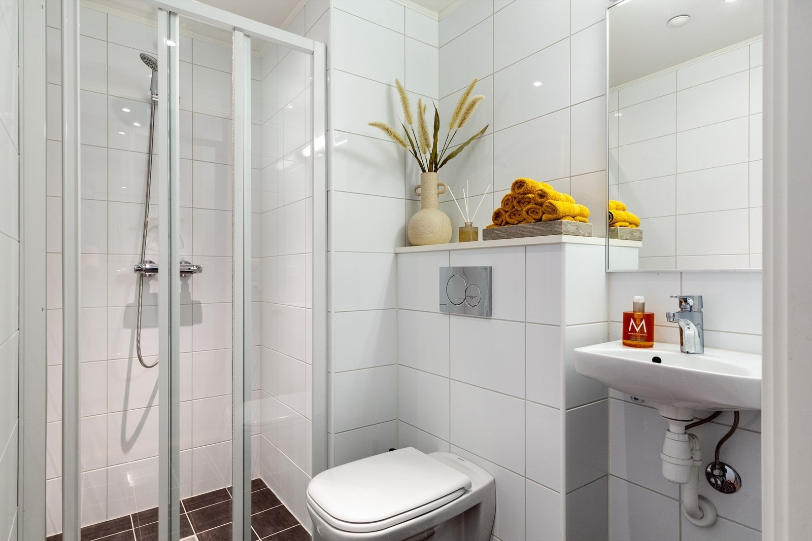 Rett ved kjøkkenet er det et bad på ca. 3,5 kvm - perfekt for travle hverdager og ved større selskapeligheter. Galleribilde