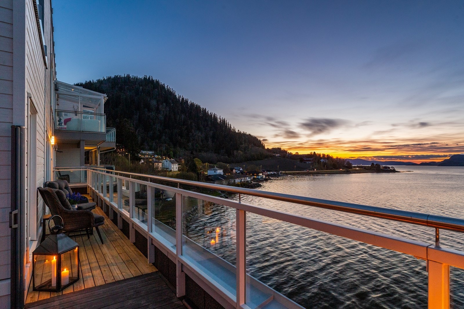 Rekkverket har store glassflater som ivaretar utsikten på beste måte. Galleribilde