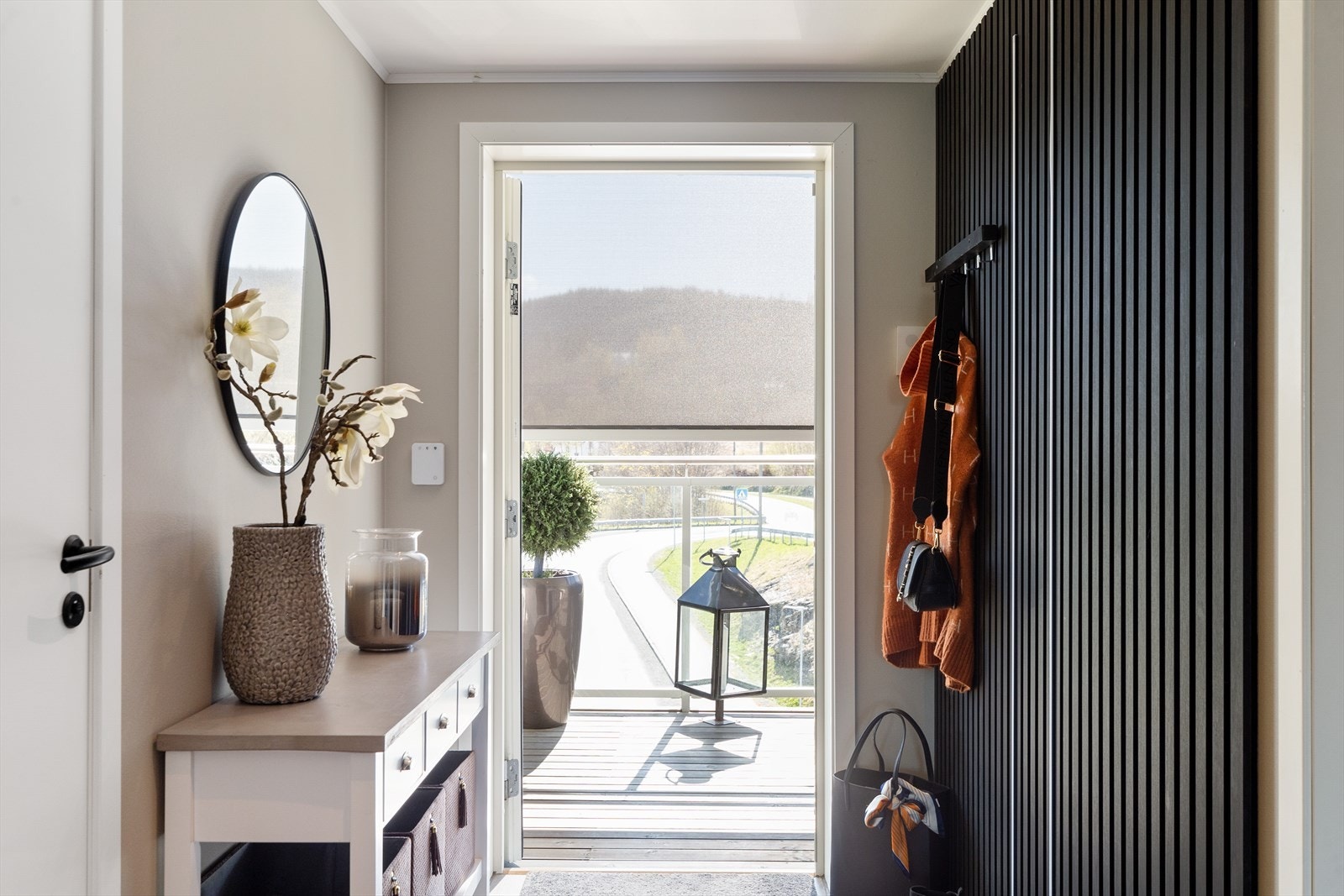 Leiligheten har en pen entré med varme i flislagt gulv. Galleribilde