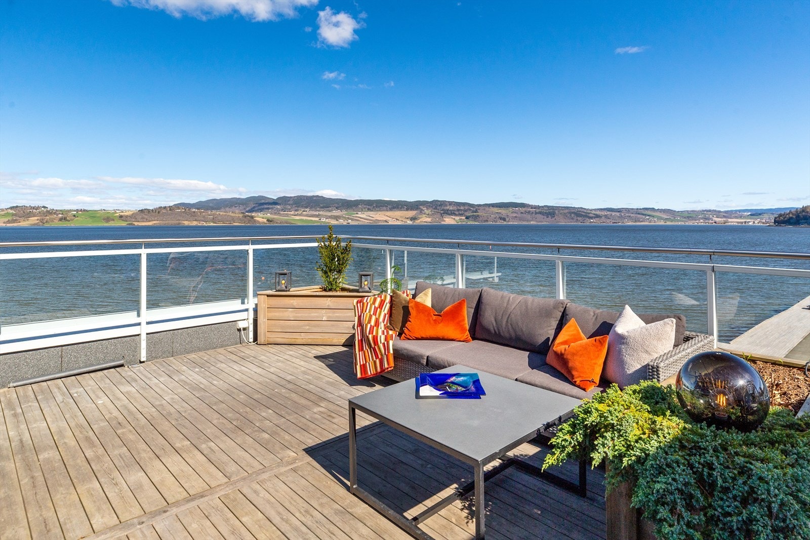 Det er lagt impregnert tredekke på hele takterrassen. Galleribilde