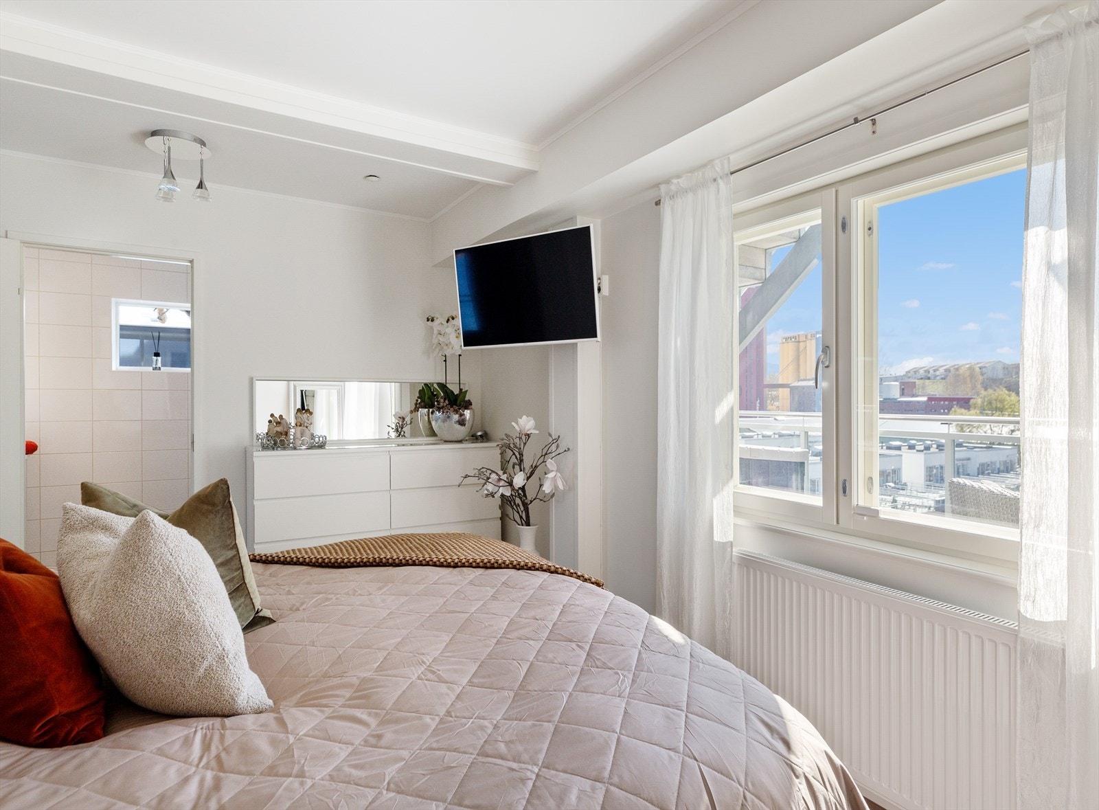 Hvert soverom har store vindusflater som sørger for rikt, naturlig lysinnslipp. Galleribilde