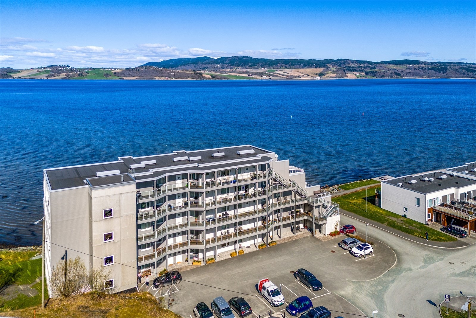 Selveierleiligheten ligger i 4. etasje i et moderne bygg fra 2016. Galleribilde