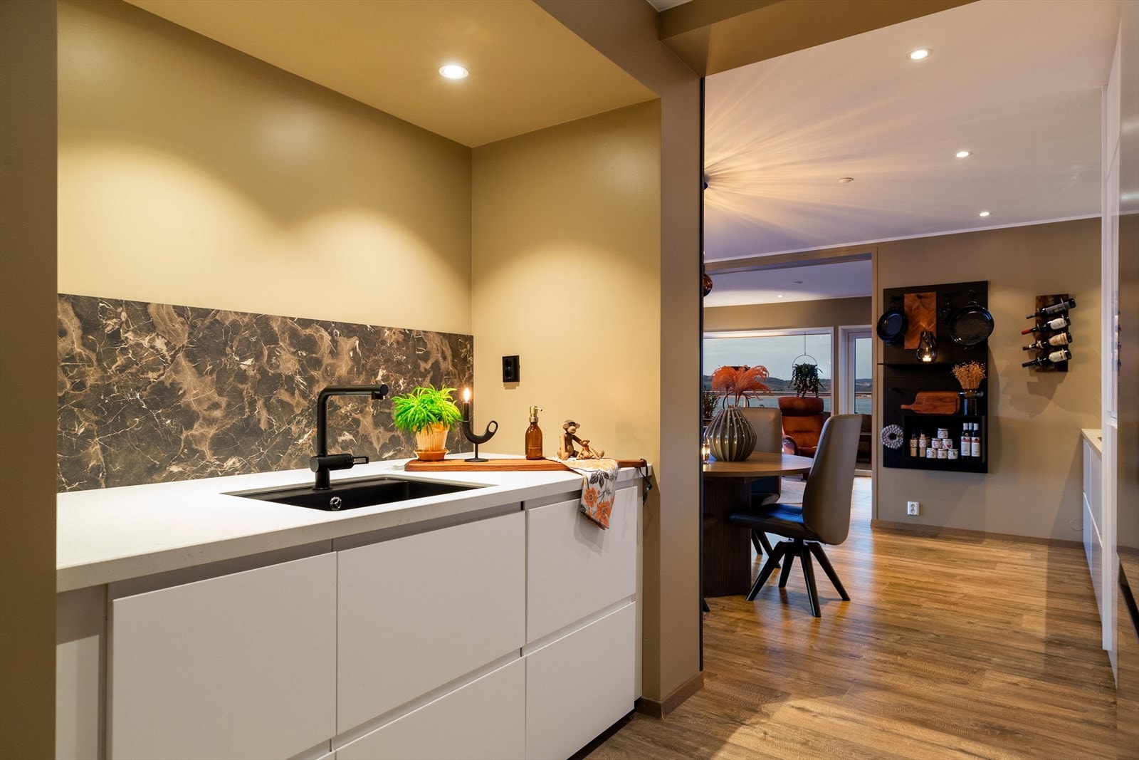 Veggene over benken beskyttes av mørke plater i marmor-look som står godt til resten av interiøret. Galleribilde