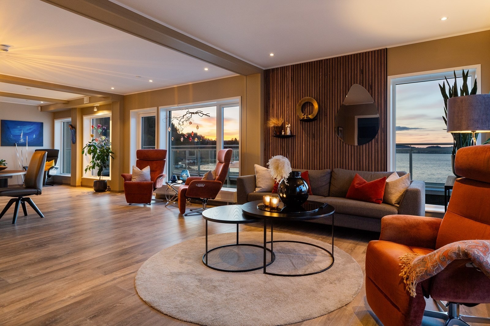 Det er to utganger til takterrassen fra det store allrommet. Galleribilde