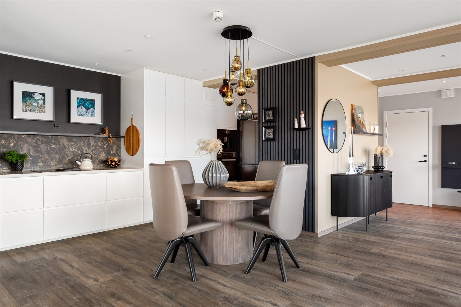 Nærheten mellom kjøkkenet og spiseplassen gjør serveringen enkel. Galleribilde