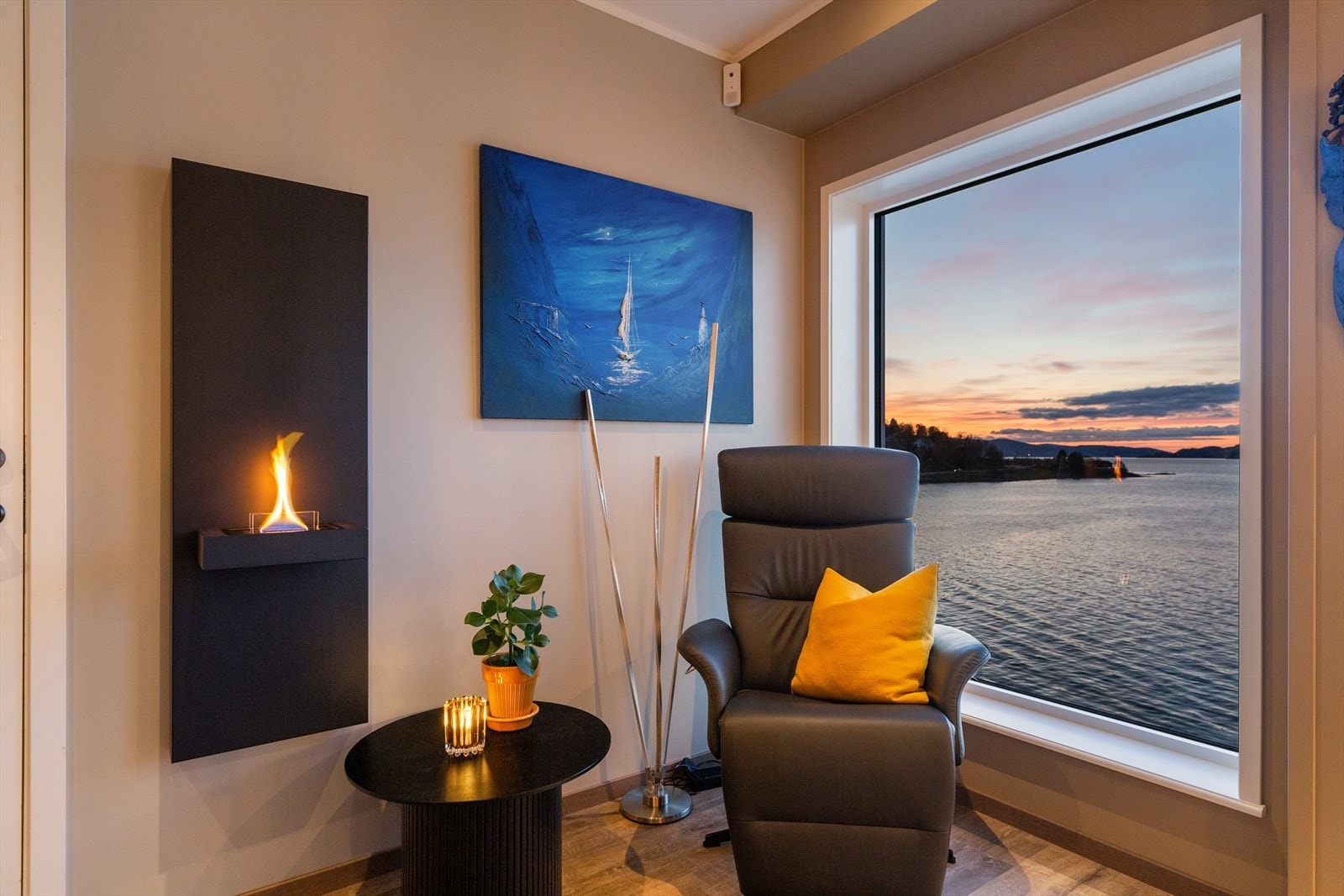 På veggen i allrommet er det montert en moderne Alto peis fra Tenderflame. Galleribilde