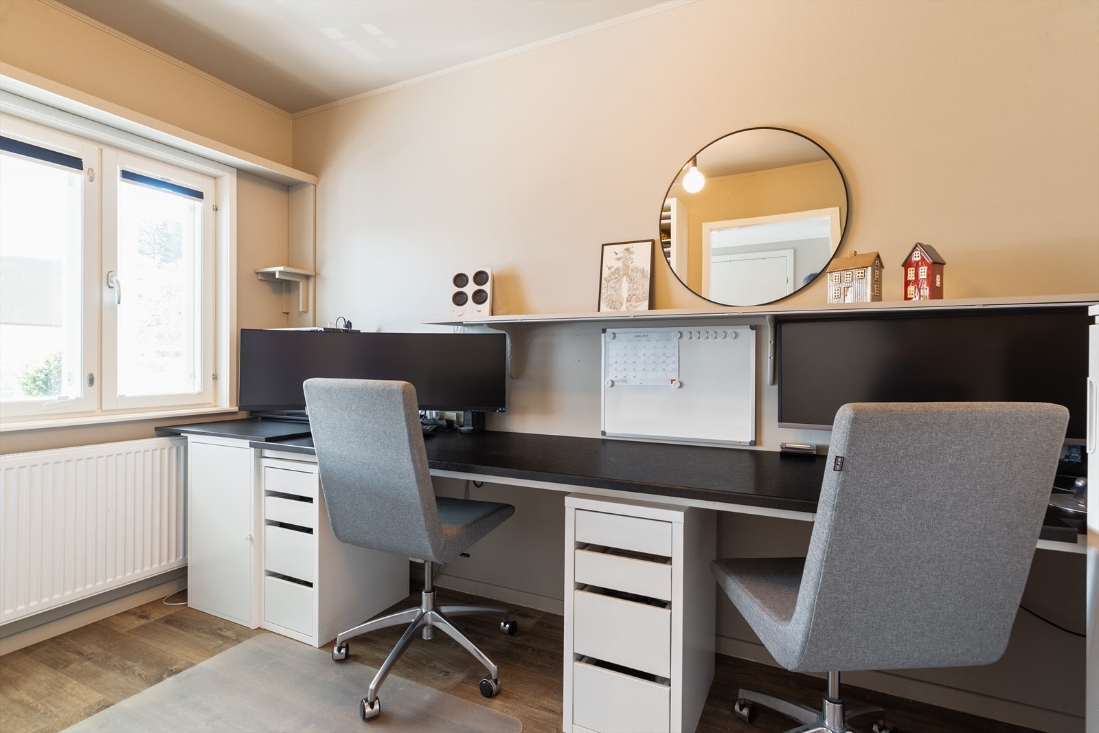 Soverommet ved entreen er på ca. 8,5 kvm, og har plisségardiner fra Markisemannen. Galleribilde