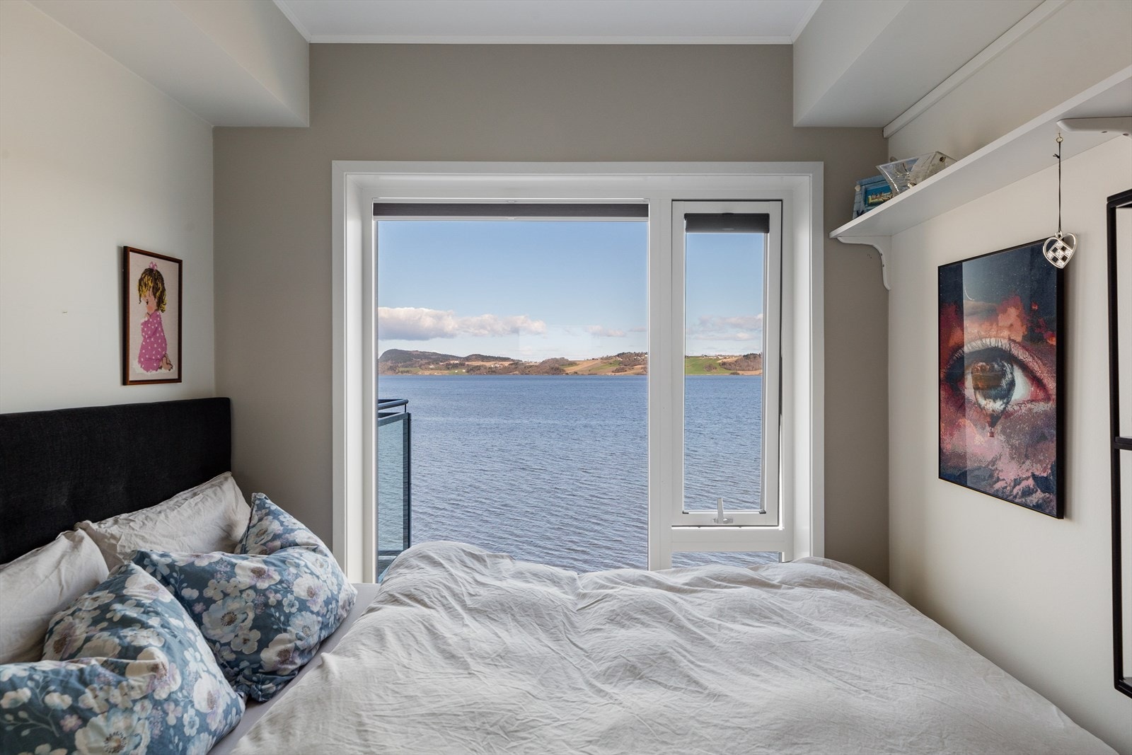 Soverom 2 er på ca. 7,5 kvm, og kan stolt skilte med nydelig sjøutsikt fra sengekanten. Galleribilde