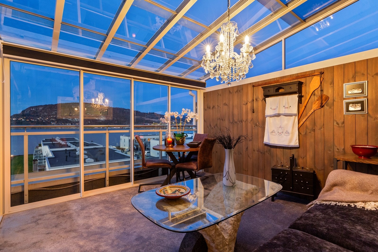 I den innglassede delen er det lagt mykt vegg-til-vegg teppe på gulvet. Galleribilde