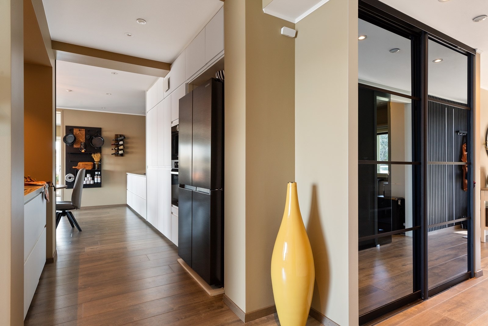 Leiligheten varmes opp med vannbåren varme til radiatorer. Galleribilde