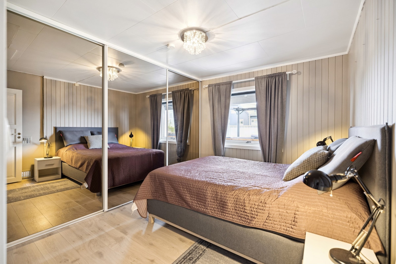 Det er to soverom i leiligheten. Hovedsoverommet har malte vegger og er innredet med en hel vegg med skyvedørsgarderobe med speildører. Galleribilde