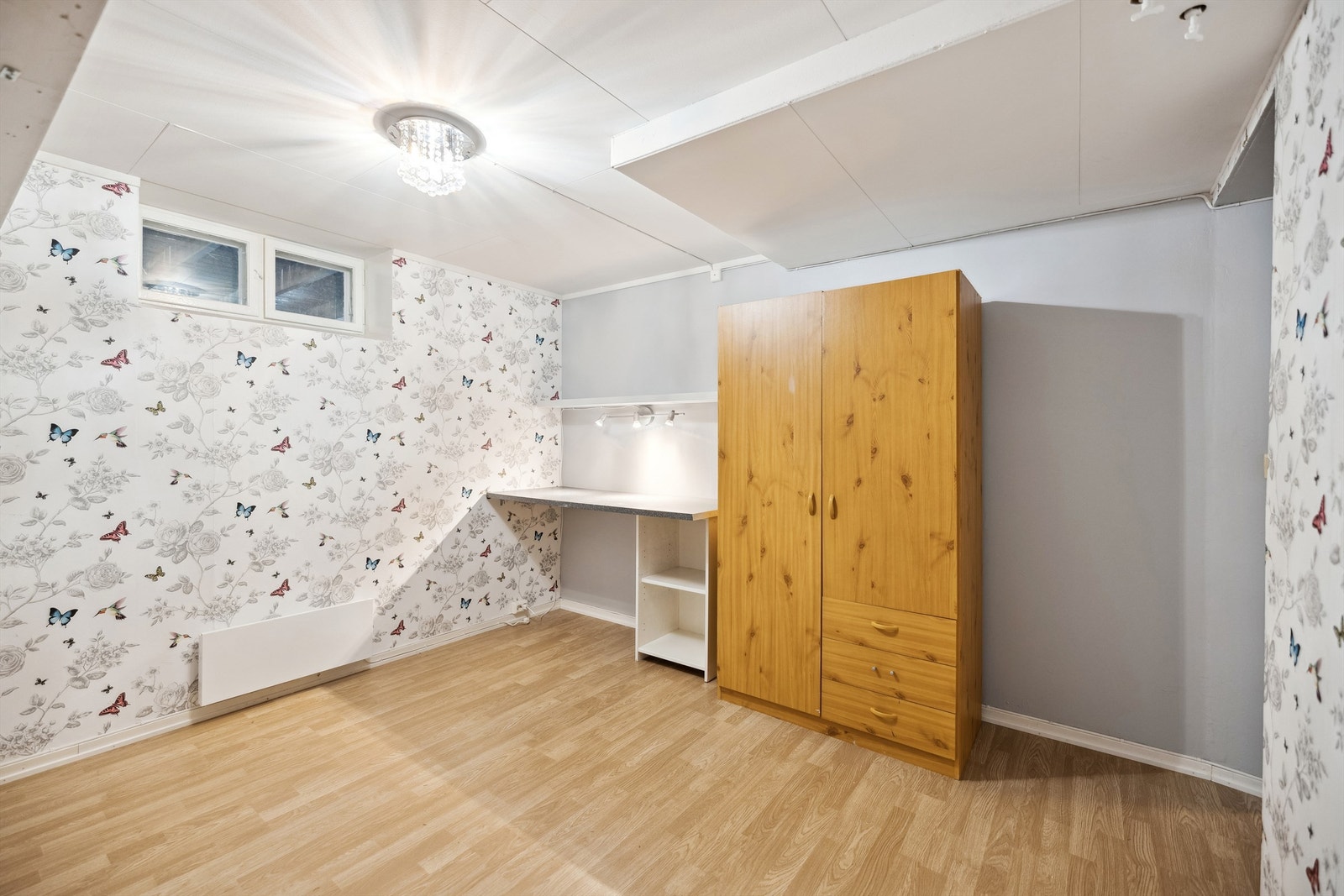 Rom i kjelleren med koselig tapet. Rommet er ikke godkjent til varig opphold. Galleribilde