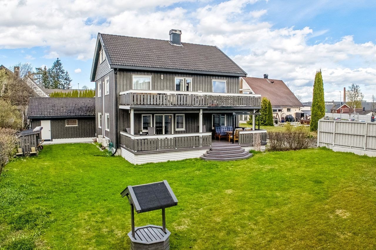 Felles tomt opparbeidet med plen og diverse beplantning. Plenklipping er fellesansvar. Galleribilde