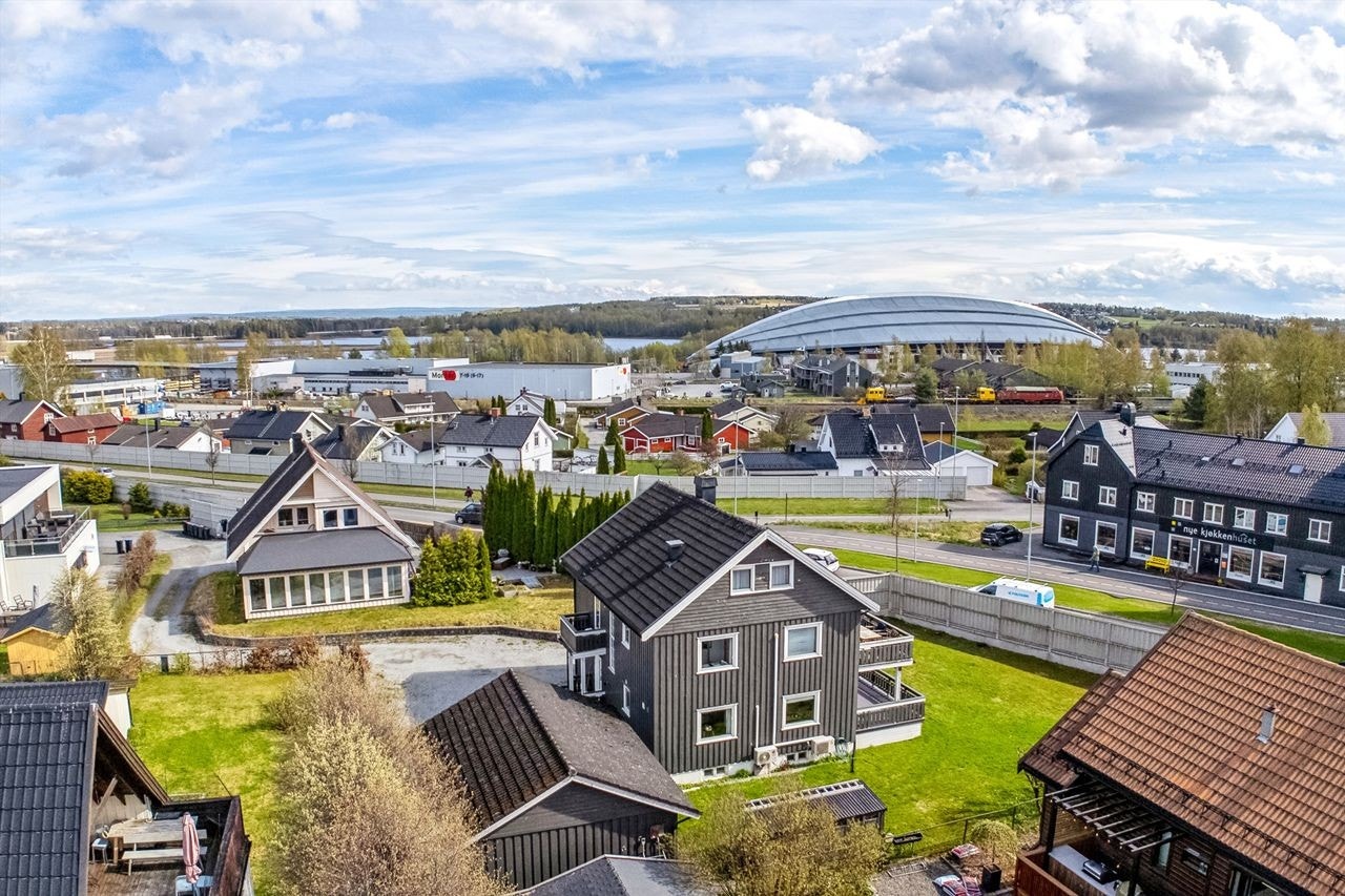 Koselig halvpart av tomannsbolig i byen. Leiligheten er i første etasje med stor terrasse. Vestvegg er nymalt 2025. Galleribilde