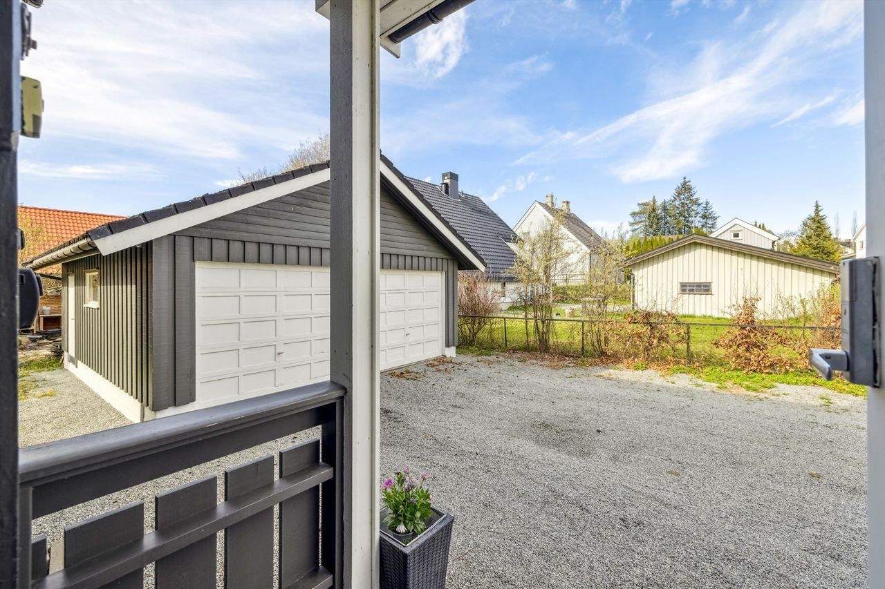 Overbygget inngangsparti, og en garasjeplass tilhørende leiligheten. Galleribilde